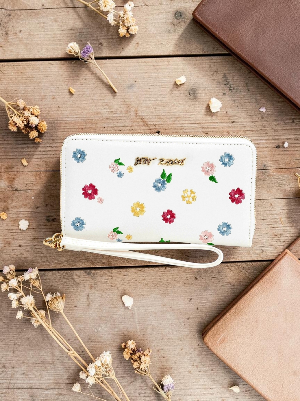 NEW Betsey Johnson White Embroidered Floral Wallet Wristlet Strap 8"x4.75" NWT - Picture 9 of 9